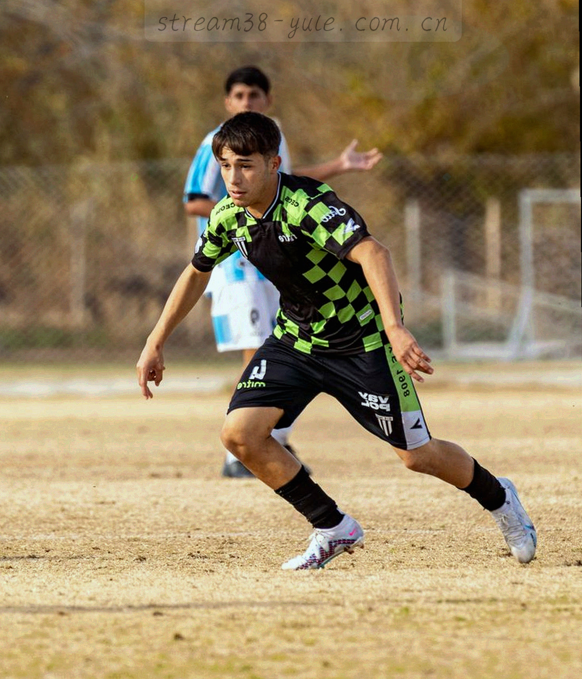 深海蓝夜色中霓虹光线穿过光滑玻璃界面的抽象画面